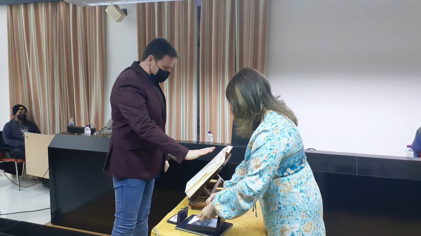 El nuevo concejal jurando su cargo 