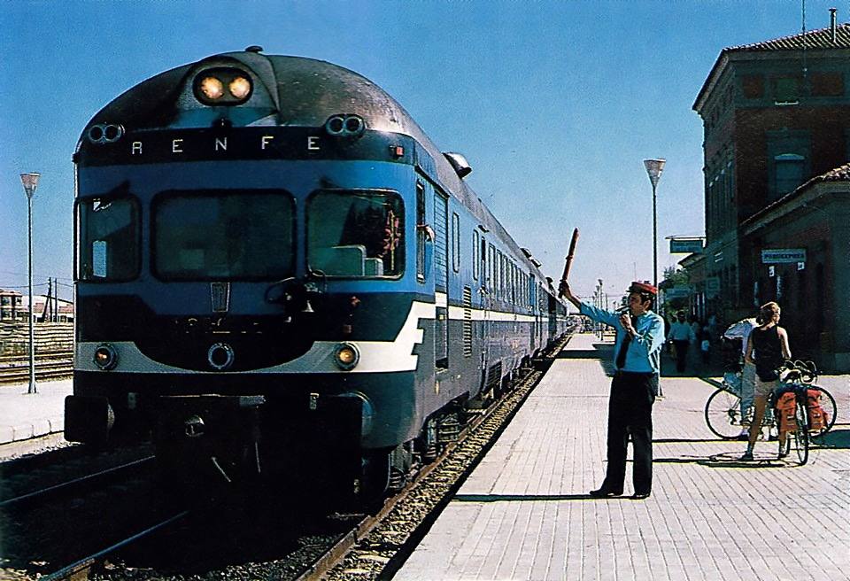 Tren de la 1 en el andén moralo. Automotor diésel 597. Francisco Martín Manzano (Paco). 1988.
