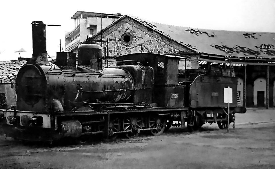 Máquina CREUSOT, con el ténder cargado y el edificio de reserva de locomotoras al fondo, 1965
