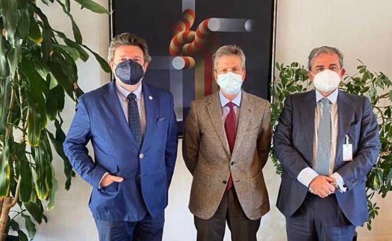 Los responsables camerales con el presidente de Enresa, en el centro 