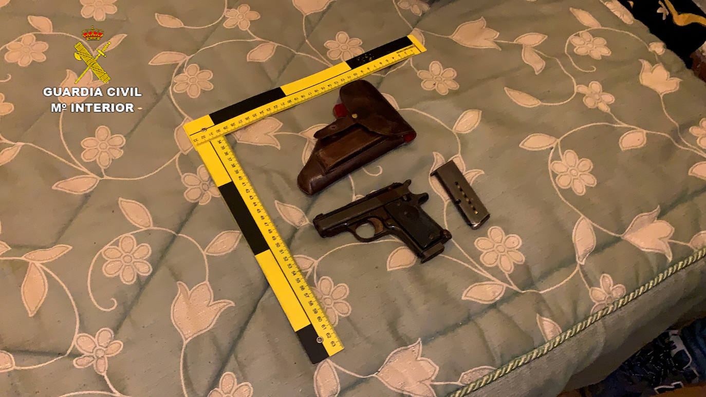 La pistola intervenida a uno de los detenidos 