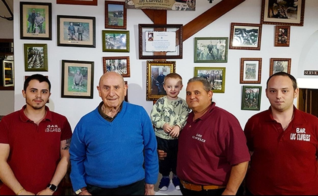 Familia de Bar Los Claveles, tres generaciones al frente del negocio