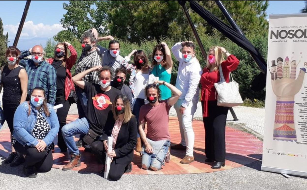 Foto de familia tras la presentación del festival 