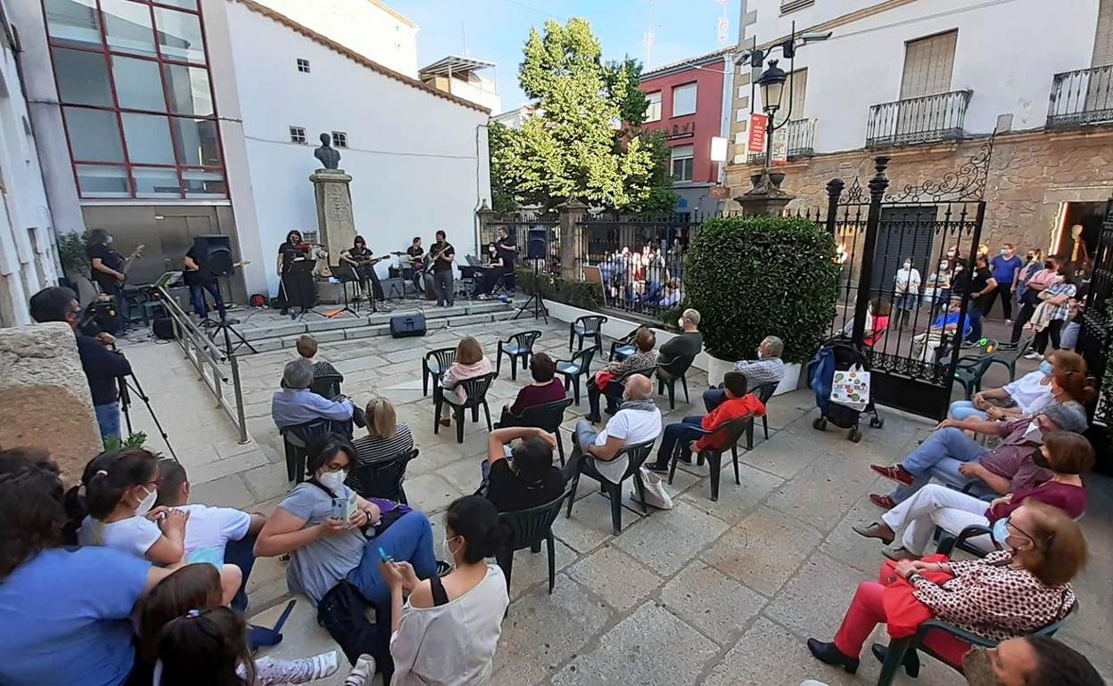 La Bossa y la Vida en el patio de la Fundación Concha 