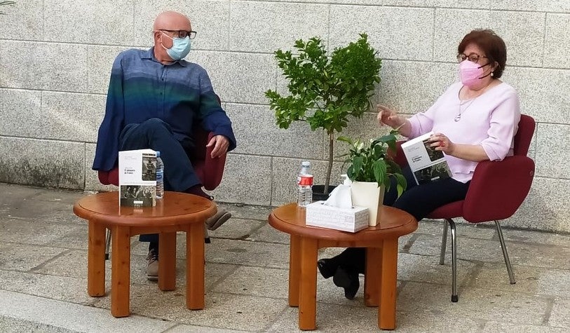 El autor del texto, con Rosa Bautista, presentó libro en el patio de la Fundación 
