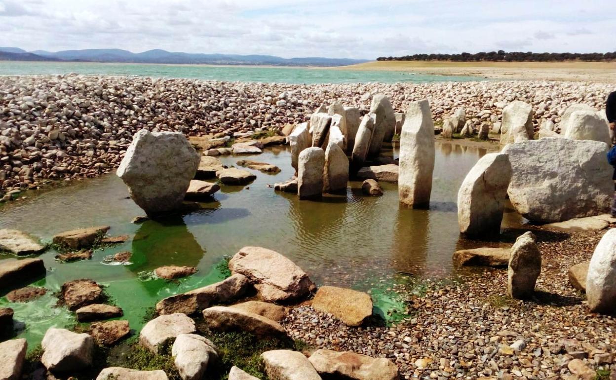 Los arqueólogos excavarán y protegerán el dolmen de Guadalperal cuando baje la cota de Valdecañas