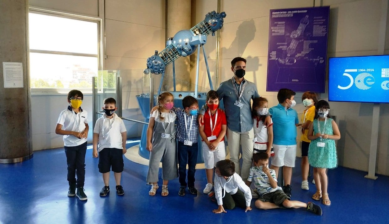 El docente y los escolares en el Planetario 
