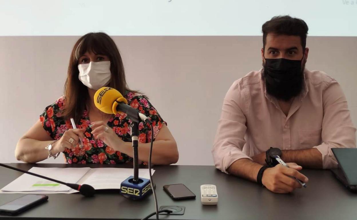 Raquel Medina y el portavoz municipal, Pedro Fernández 