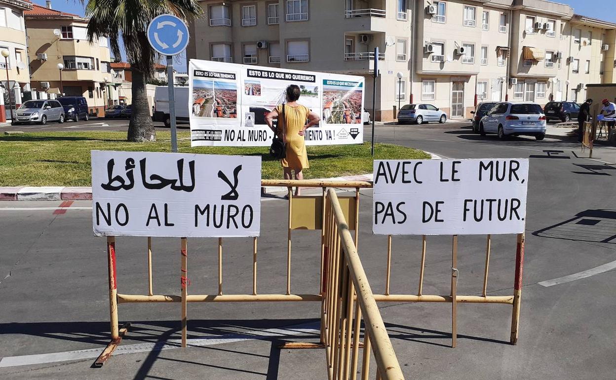 No al Muro vuelve al mercadillo
