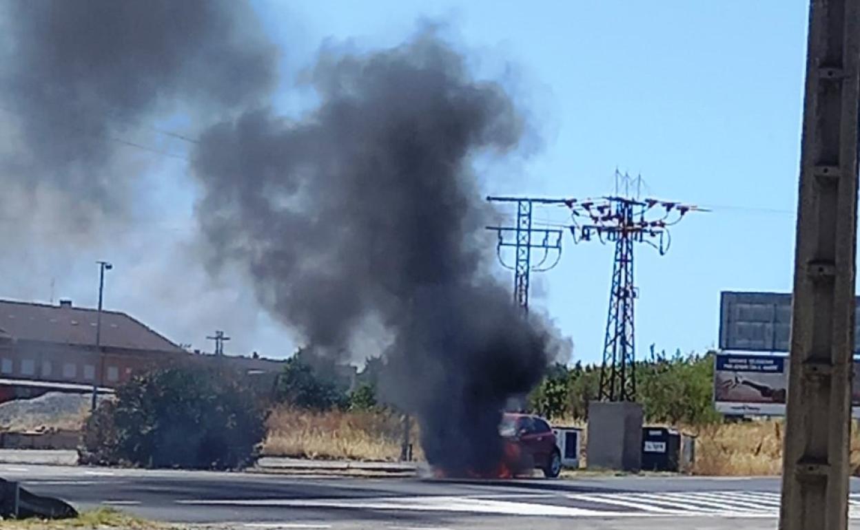 Sale ardiendo un turismo sin ocupantes en la carretera Nacional V