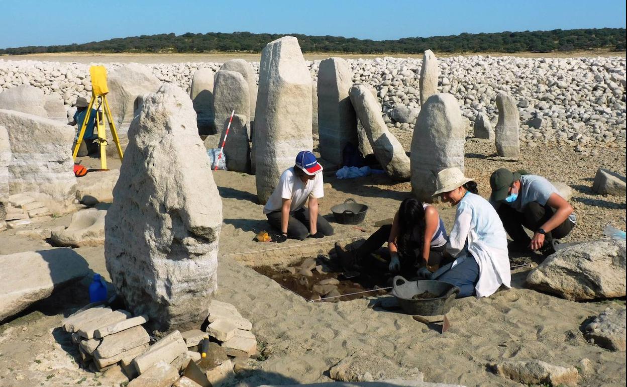 Trabajos de excavación en el dolmen de Guadalperal. /