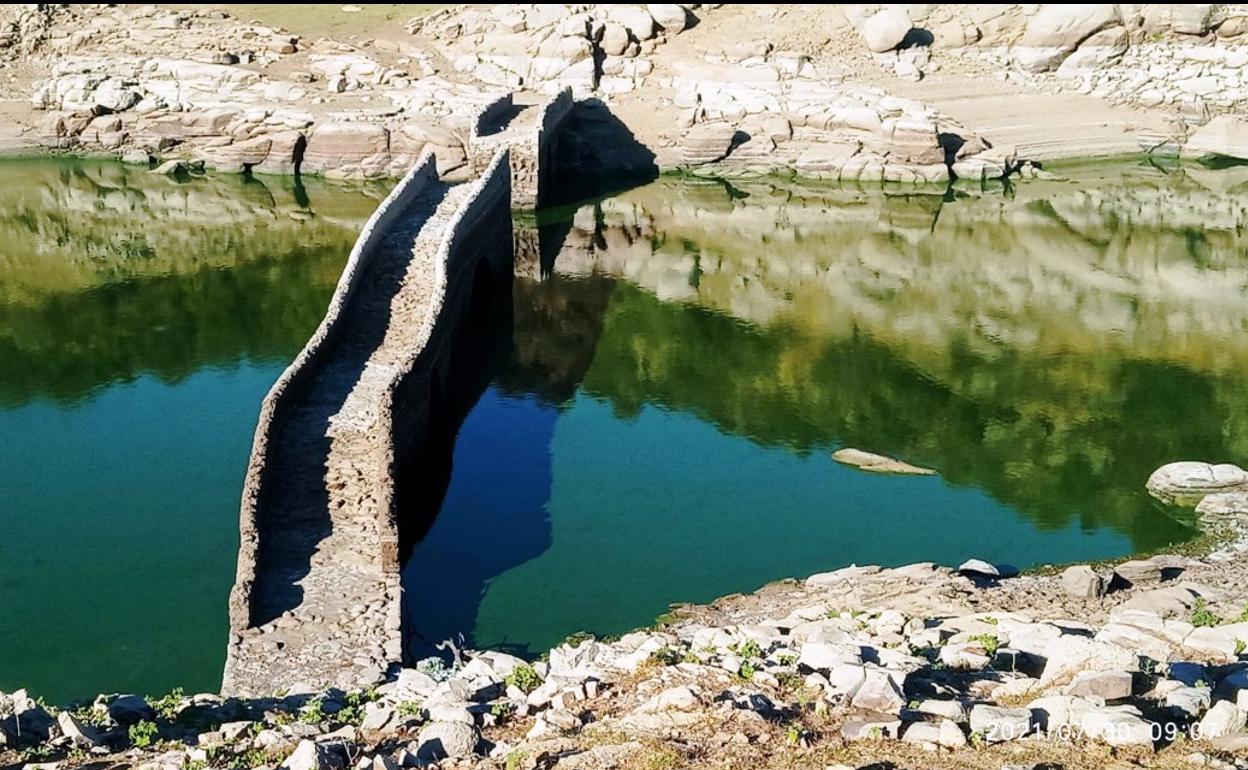 La bajada de Valdecañas hace aflorar más tesoros arqueológicos sumergidos