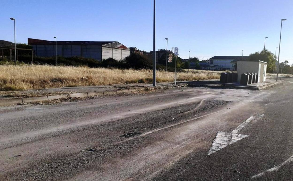 El Ayuntamiento y la empresa Urbaser limpian el PIR de Los Viñazos