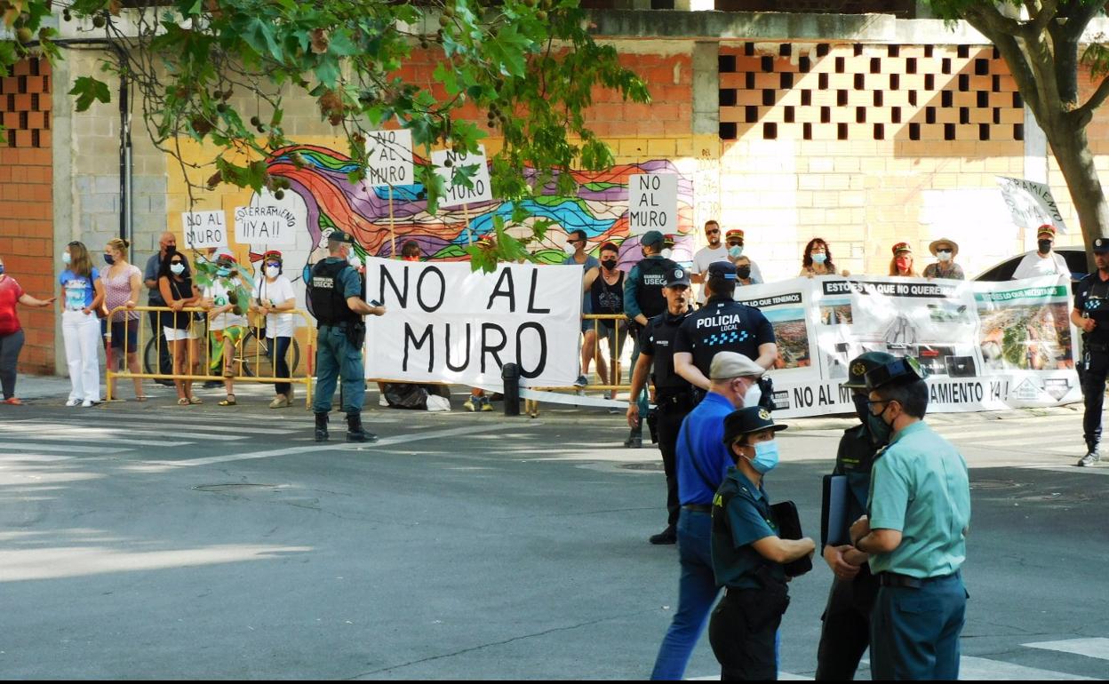 Integrantes de No al Muro esperan a Pedro Sánchez 