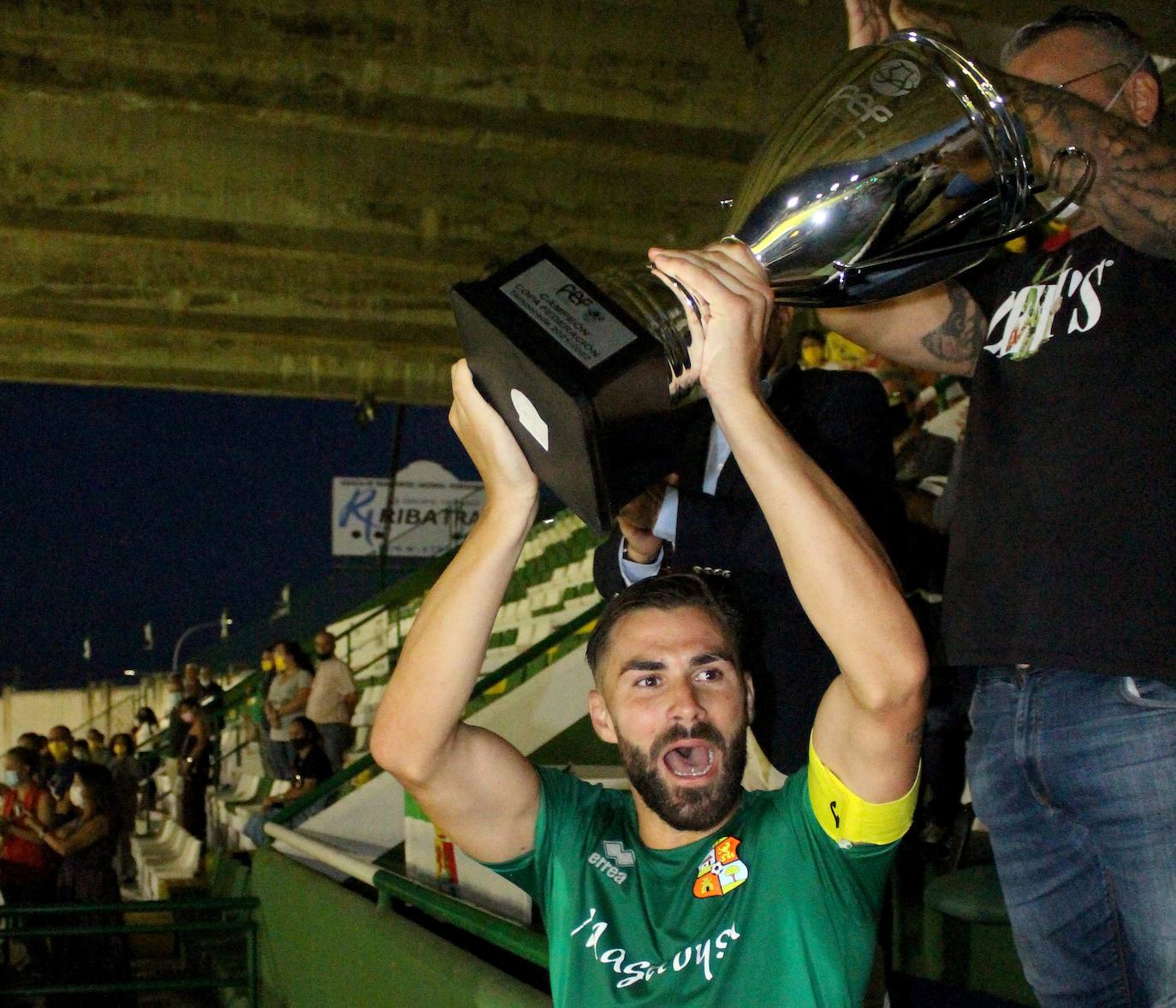 Suso alza el trofeo de caampeón 