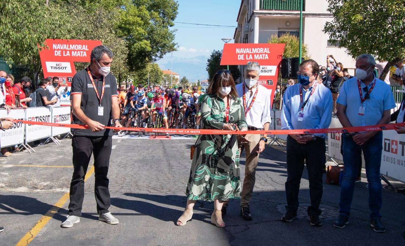El corte habitual de la cinta en la salida por la alcaldesa, ante la mirada de Grande Marlaska y Fernández Vara 