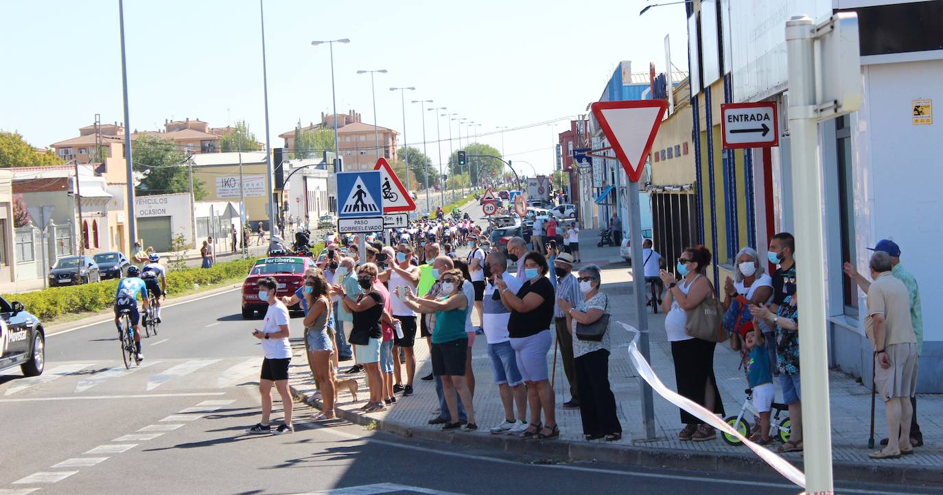 Fotos: Jornada histórica para el deporte moralo: sale una etapa de la Vuelta Ciclista