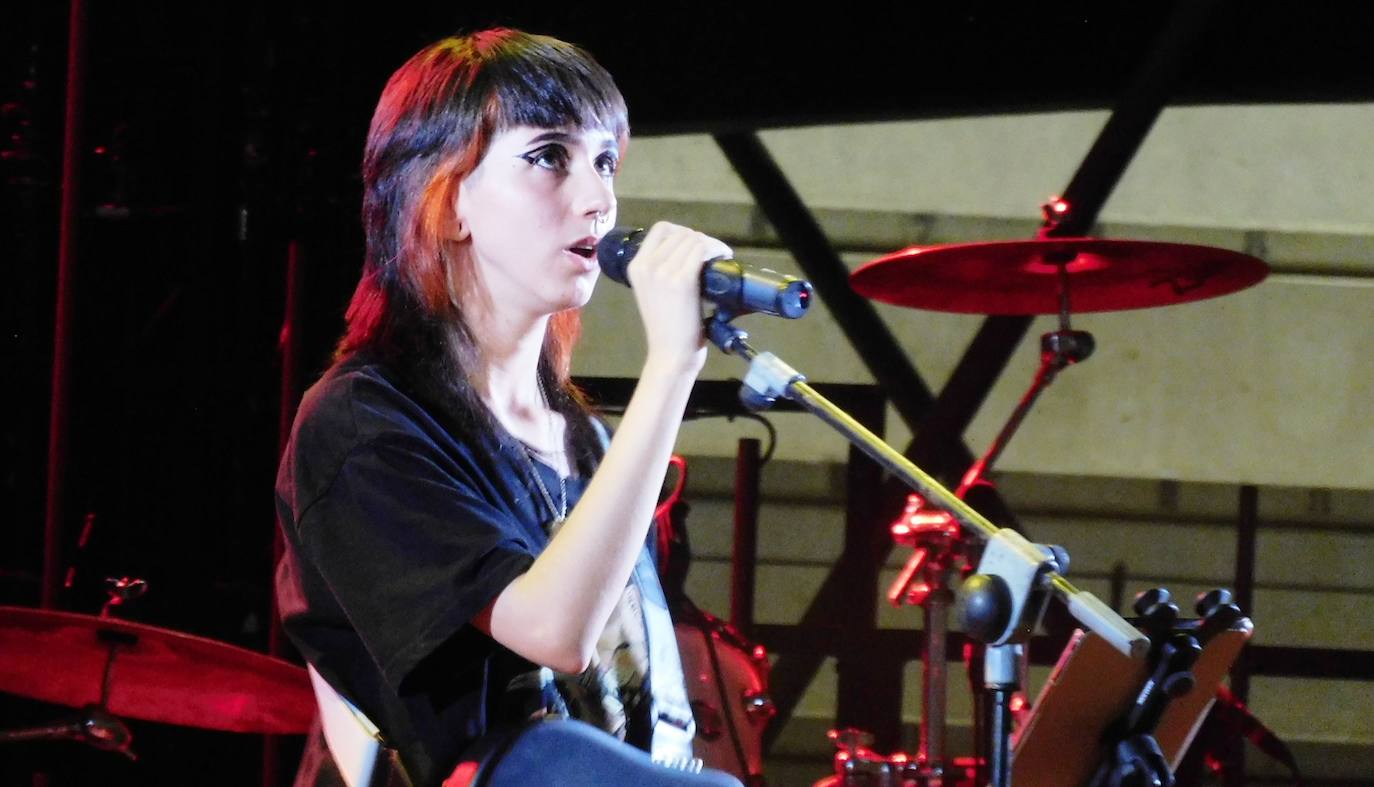 Julia Lucas abrió el concierto de Antonio Orozco 