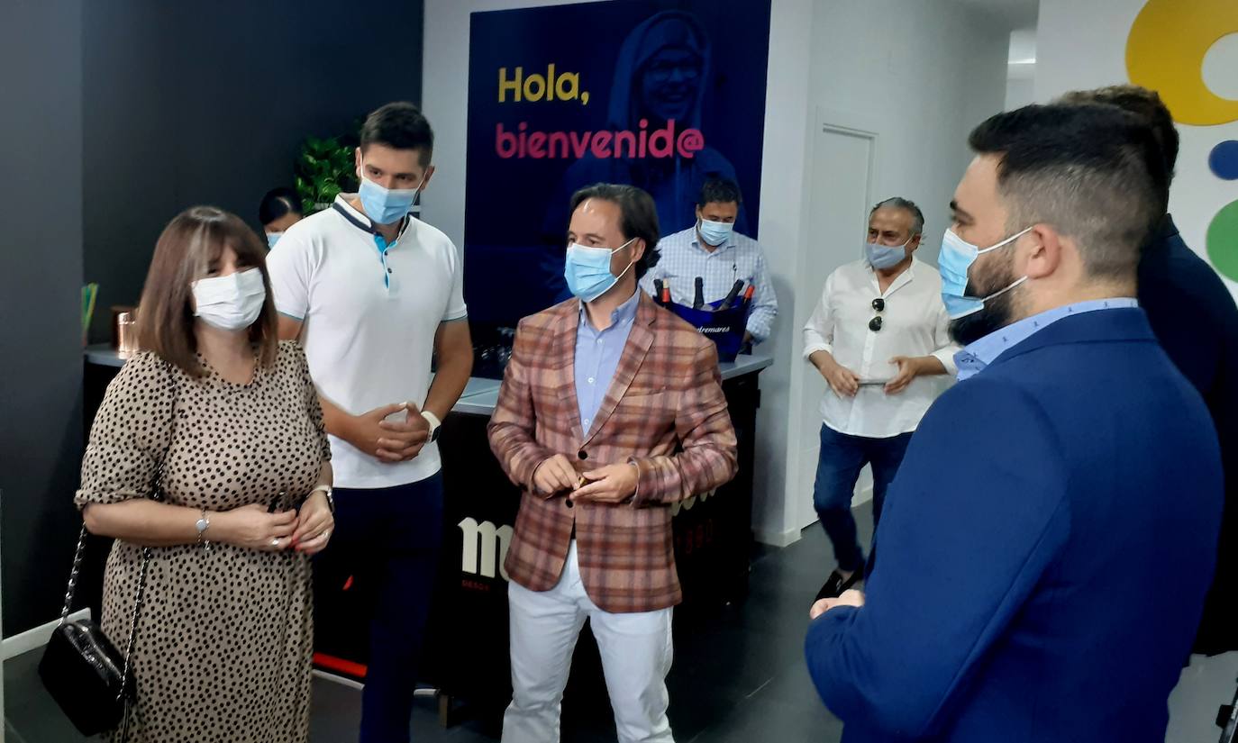 La alcaldesa en la inauguración de la nueva empresa 