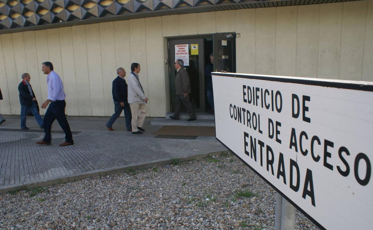 Trabajadores accediendo a la planta nuclear almaraceña
