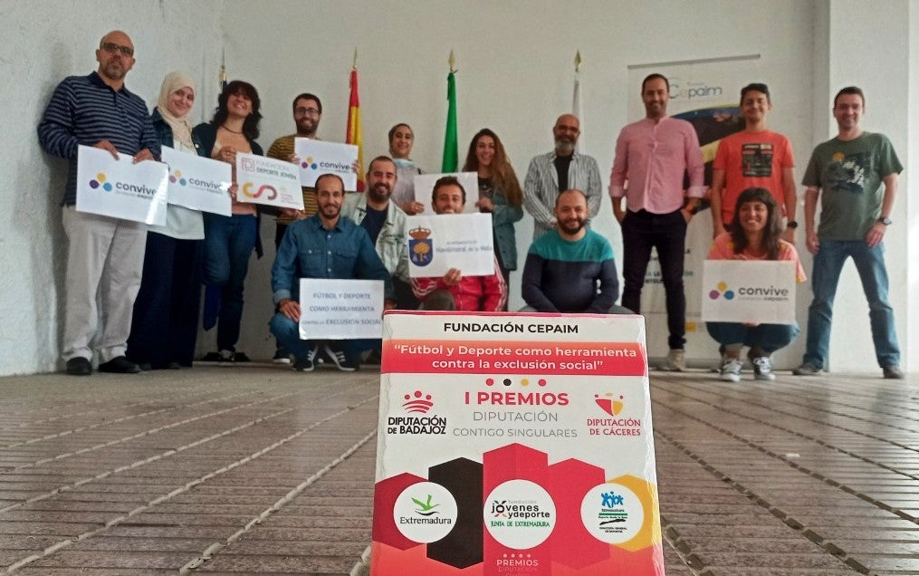 La 'familia' de Cepaim en Badajoz tras recibir el premio 