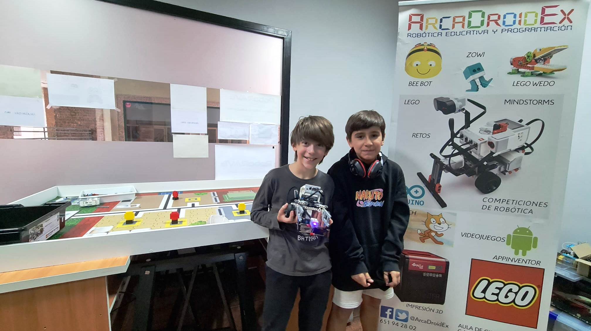 Dos de los integrantes del equipo ArcaDroidEx Control–S 