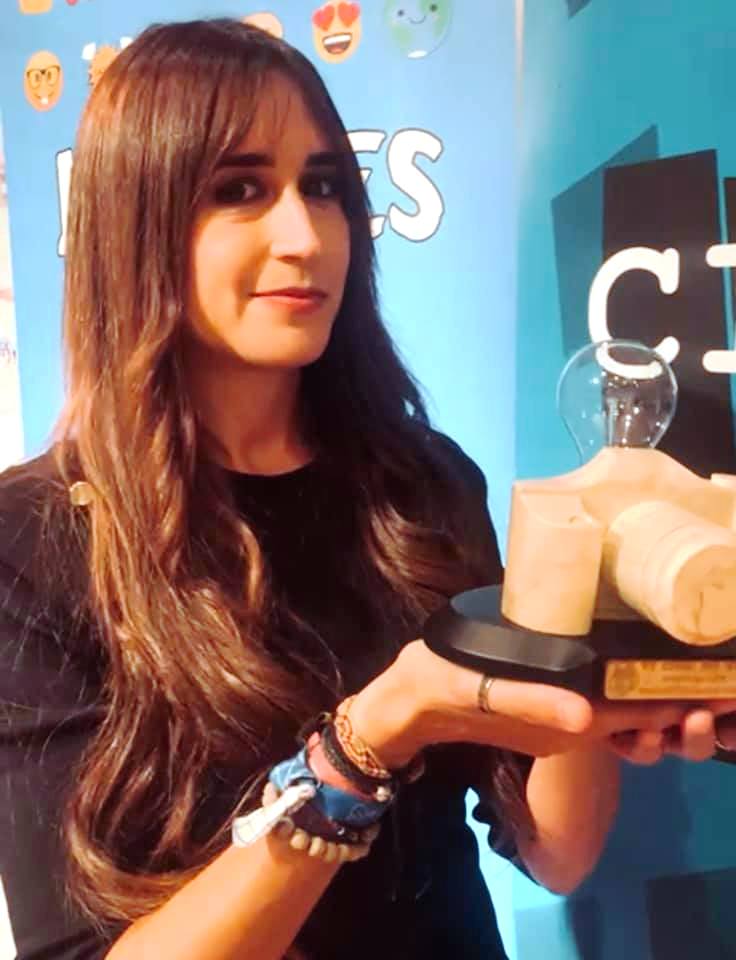 Yolanda en el momento de recoger el premio