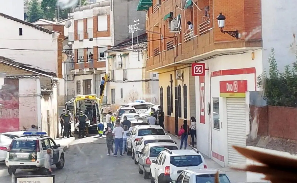 Herida una niña de 10 años al caer del balcón de un cuarto piso en la calle Joaquín Alcalde