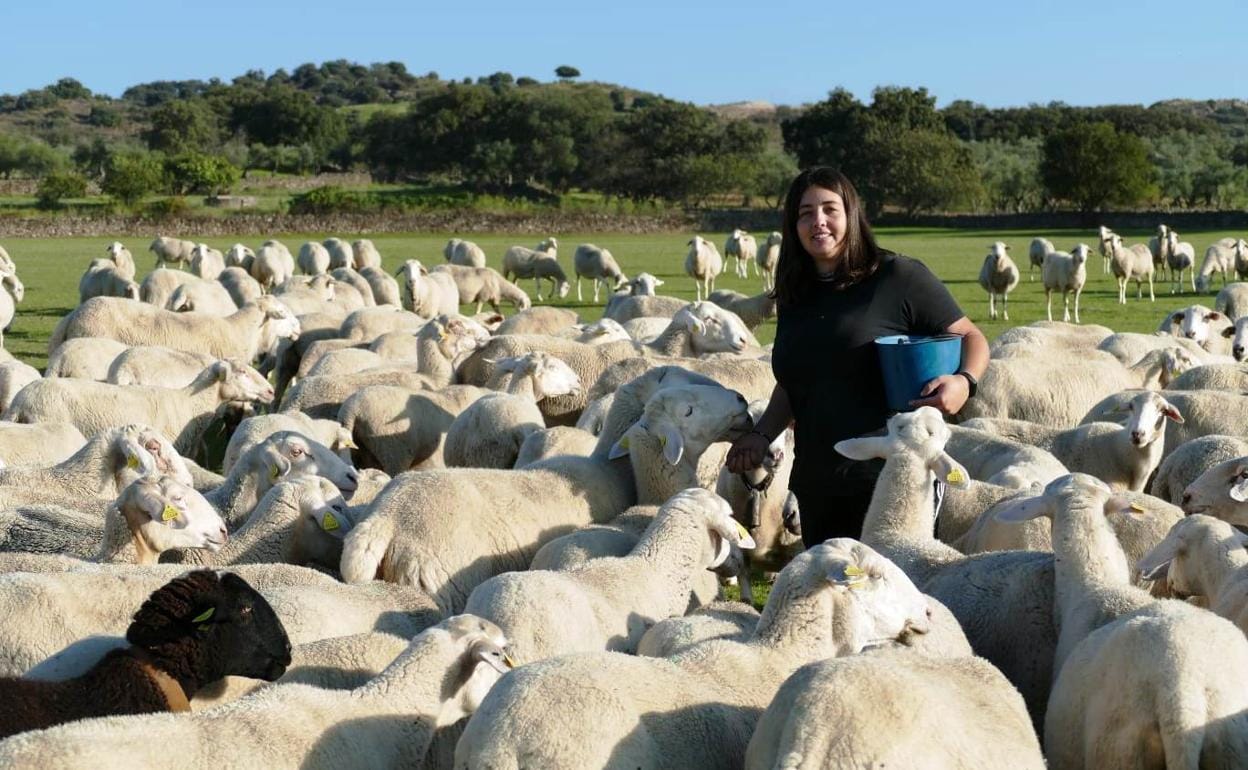 María Elena Gómez rodeada de ovejas 