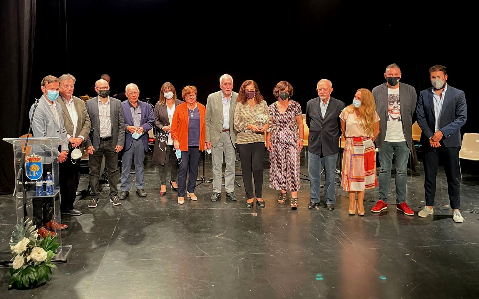Foto de familia de organizadores, finalistas y miembros del jurado 