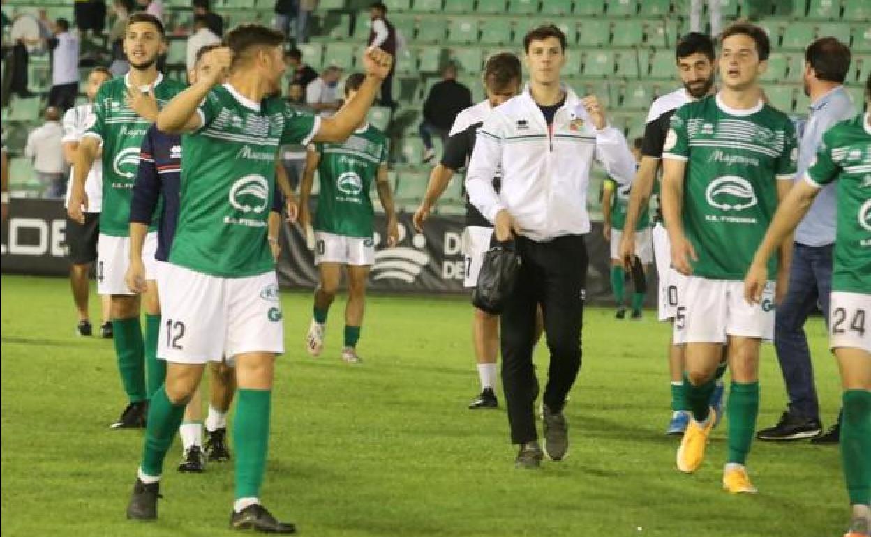 Alegría entre los jugadores visitantes tras conseguir la victoria 