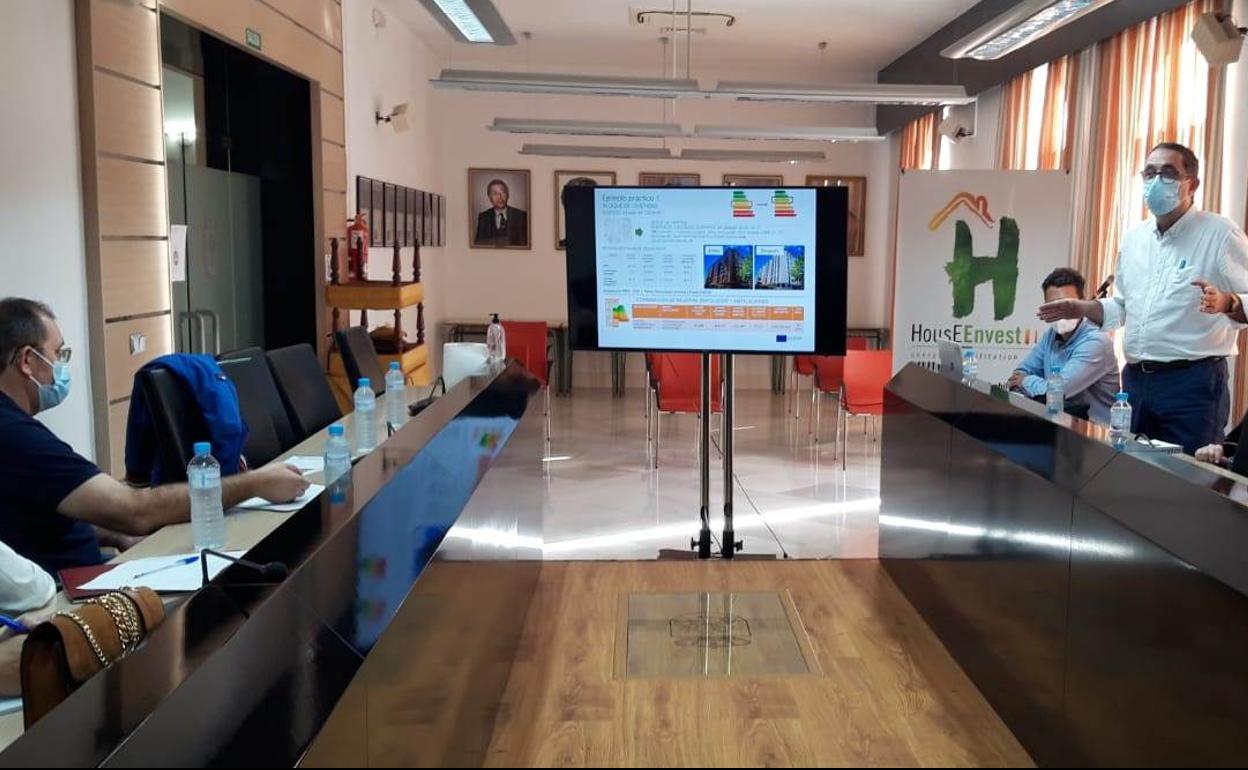 La Agencia Extremeña de la Energía presenta un proyecto para la rehabilitación energética de edificios