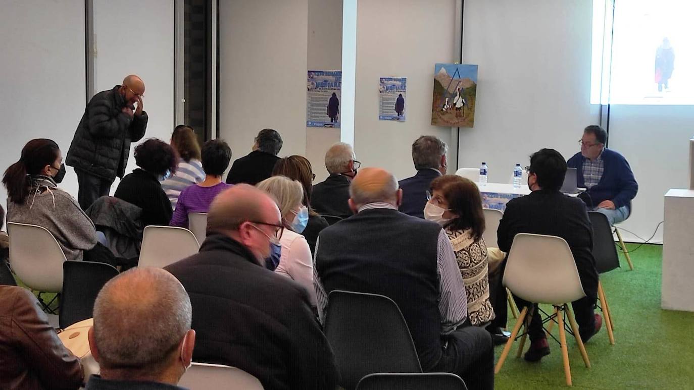 La charla de González Cordero estuvo muy concurrida 