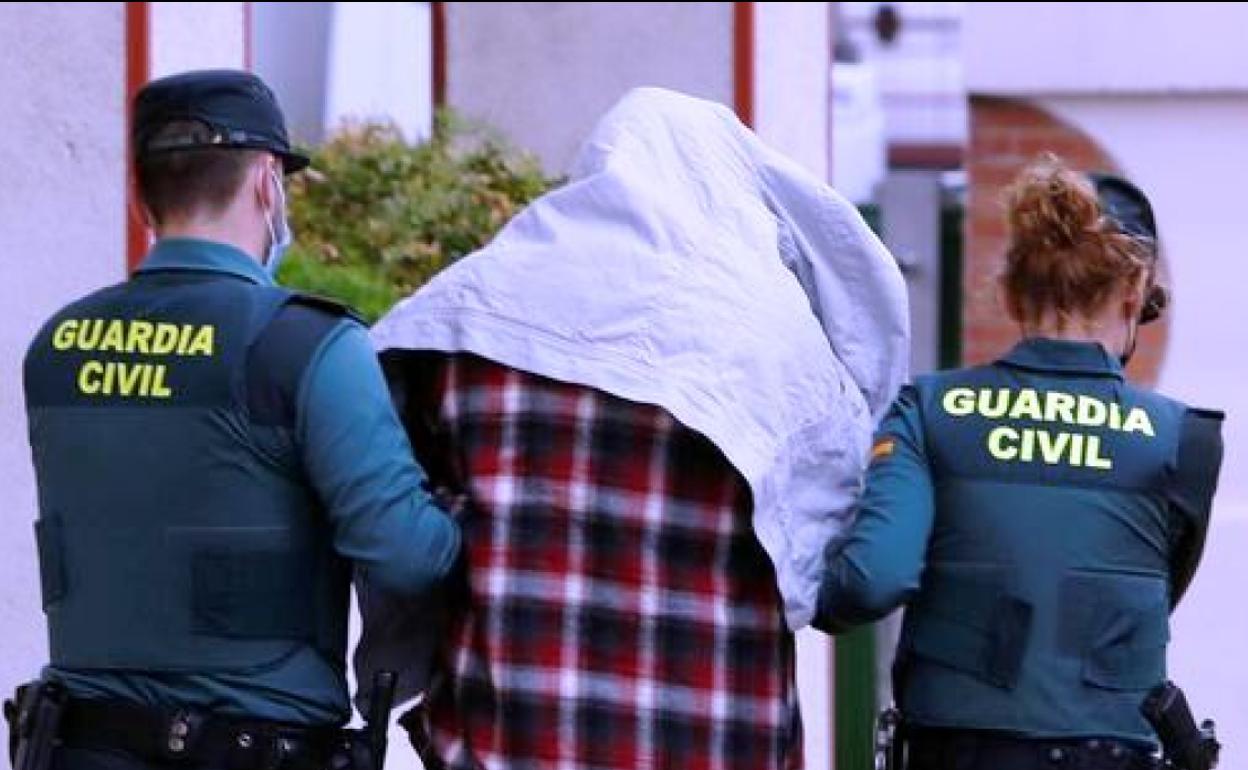Detención del presunto asesino por la Guardia Civil 