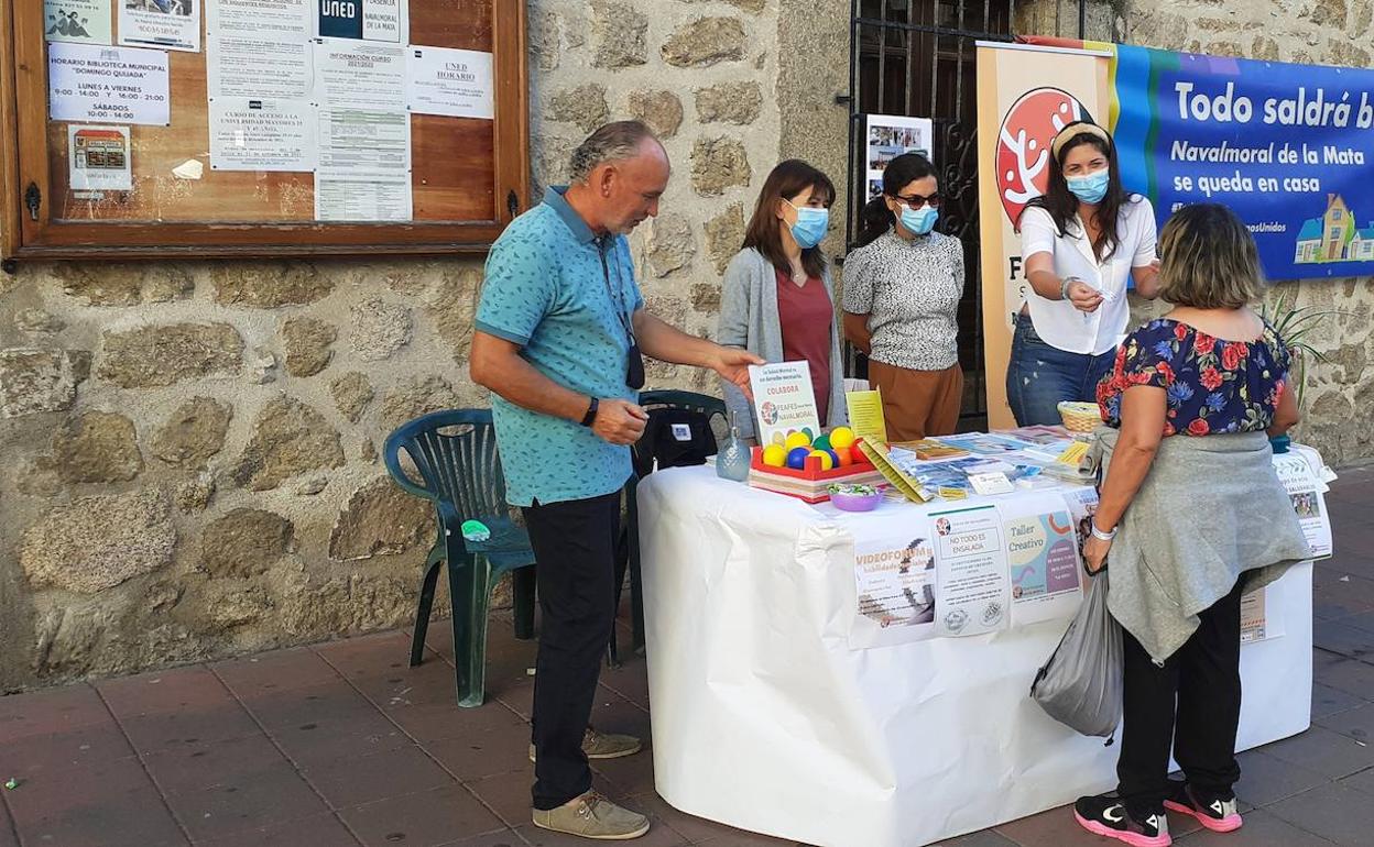 Mesa informativa de Feafes en el peatonal 
