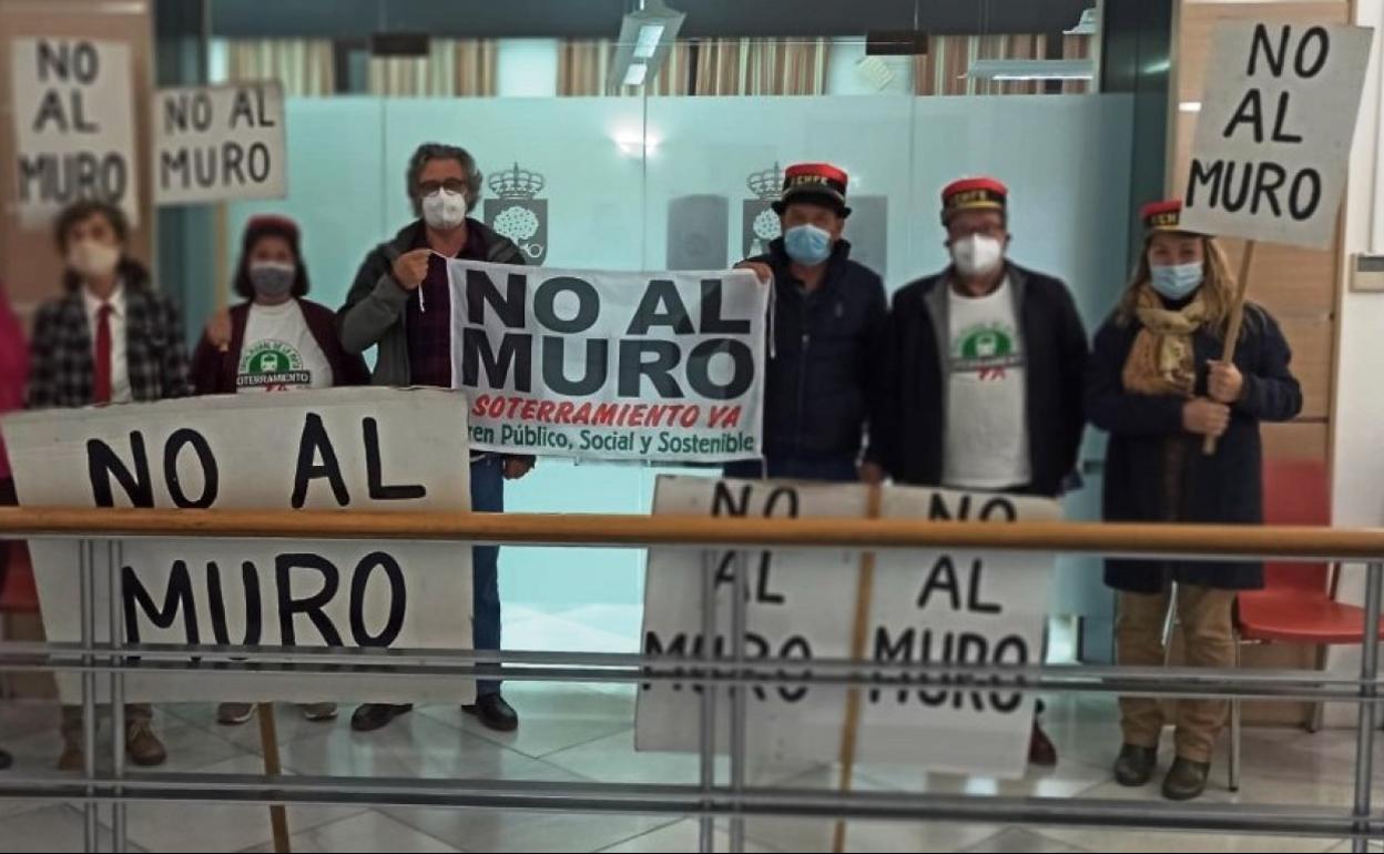 Integrantes de No al Muro a las puertas del salón de plenos 