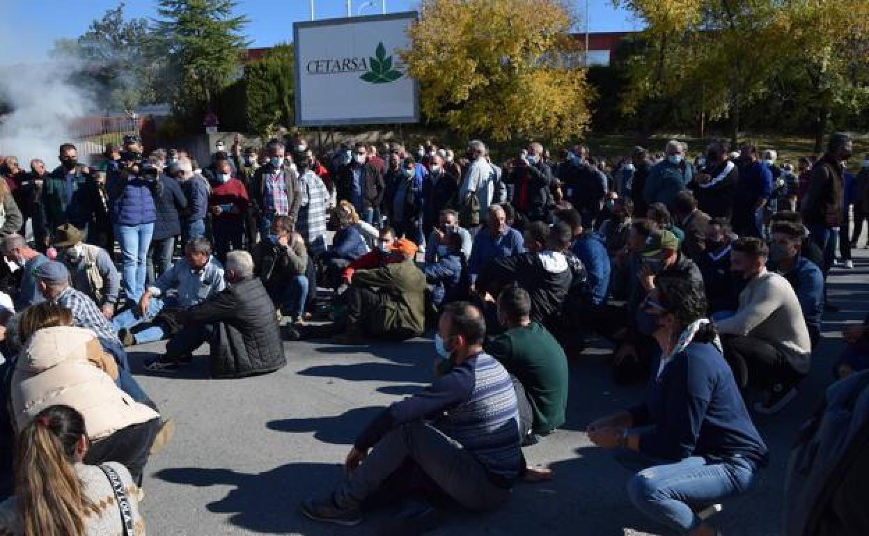 Concentración a las puertas de Cetarsa en Talayuela 