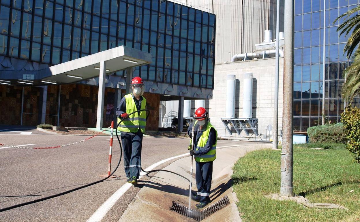 Trabajos de limpieza en el exterior de la instalación 