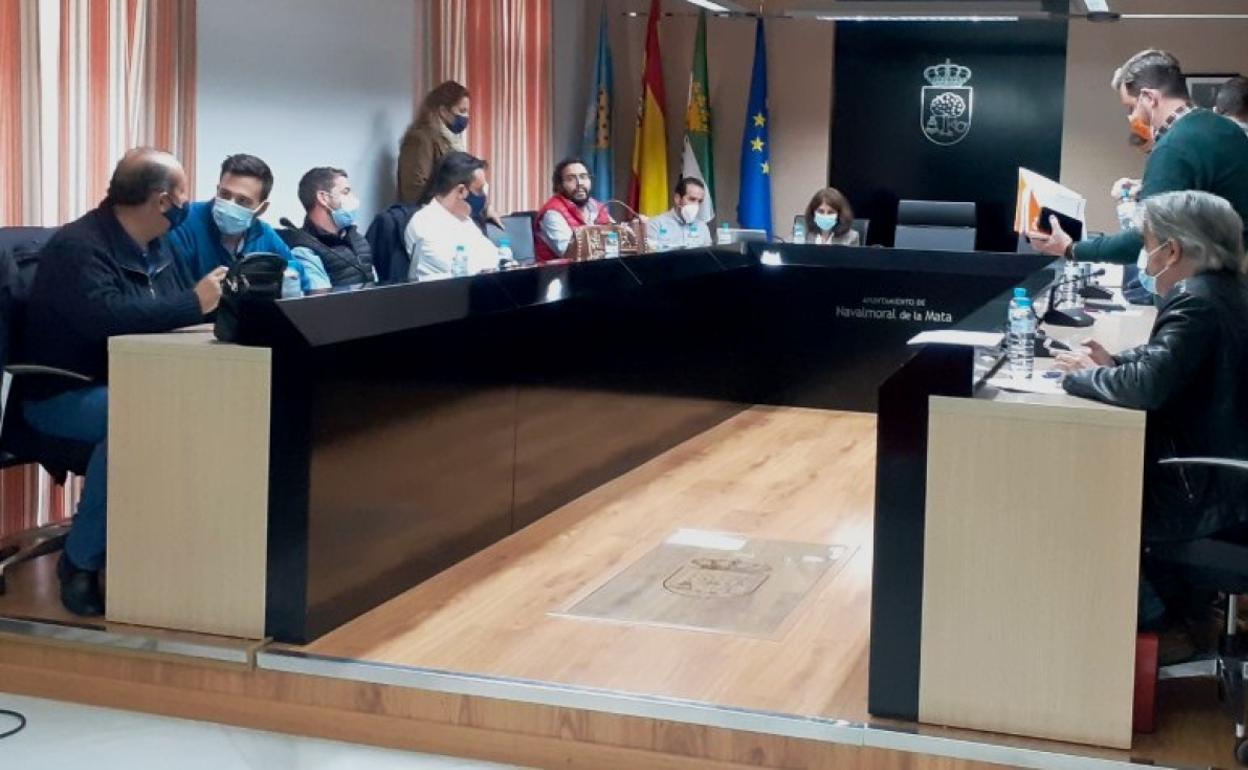 Portavoces de Unidas por Navalmoral y Ciudadanos a la derecha, y de Extremeños y Vox a la izquierda 