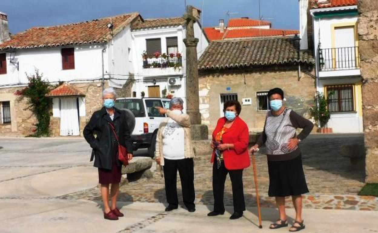 Vecinas en la plaza de Valdehúncar, el pueblo con menos presupuesto 
