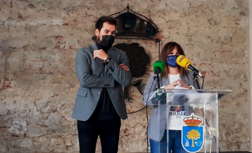 Pedro Fernández y Raquel Medina al anunciar los cambios 