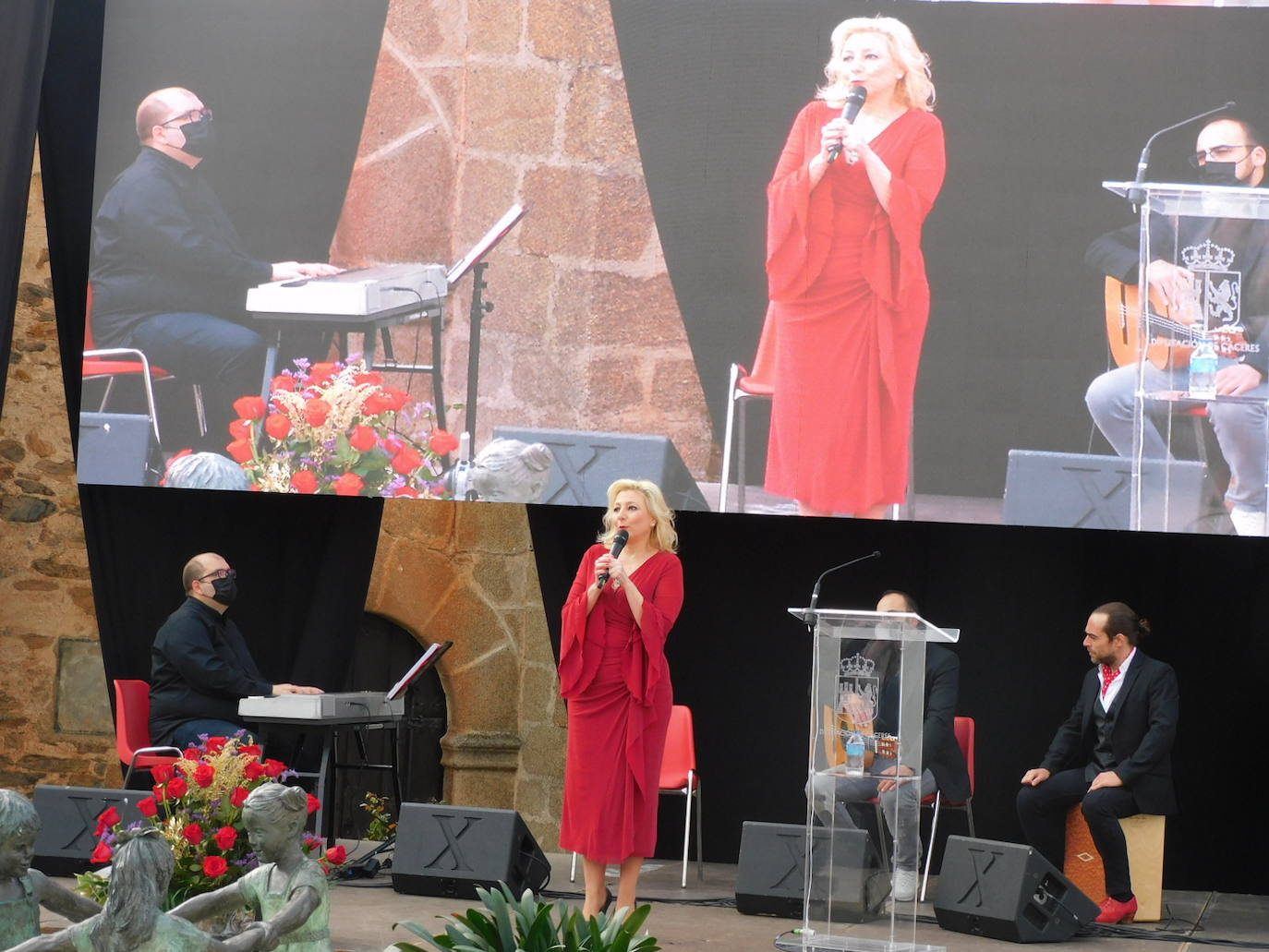 Fotos: Emotivo homenaje a Charo Cordero en Romangordo