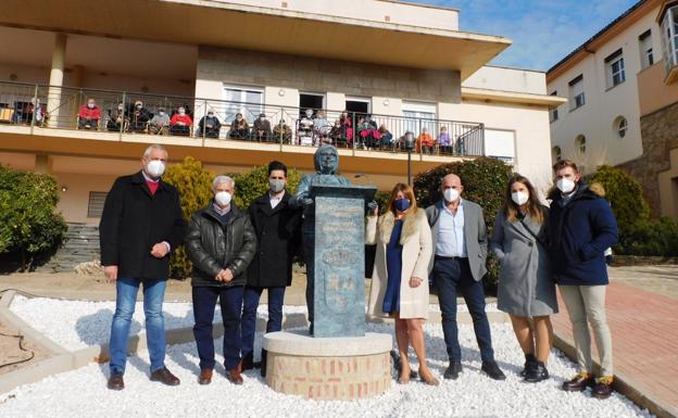 El presidente de la Diputación y el alcalde con los familiares de Charo Codero 