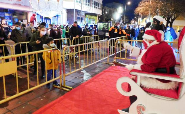 Recibió a los niños con estrictas medidas de seguridad 