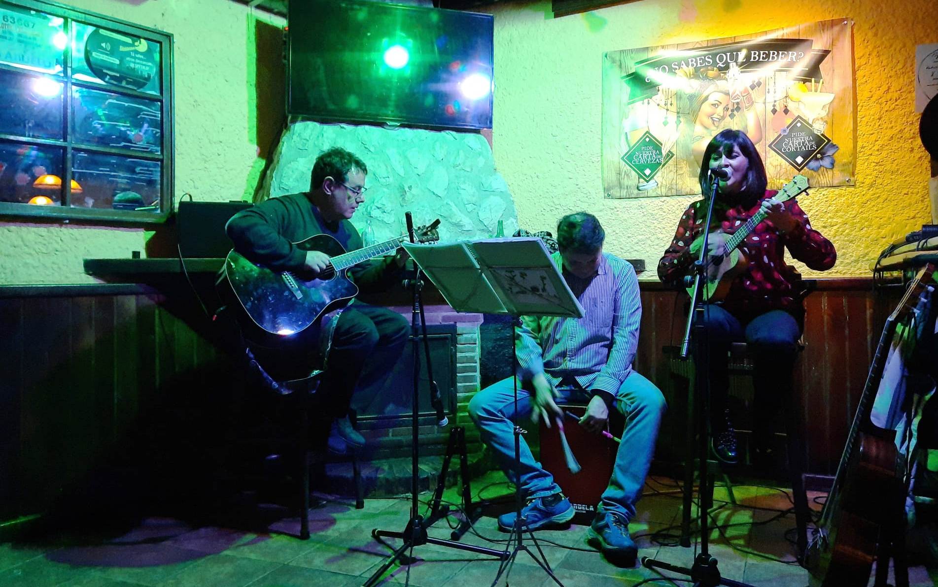 El acto se cerró con la actuación de Embossados en el pub El Abuelo 