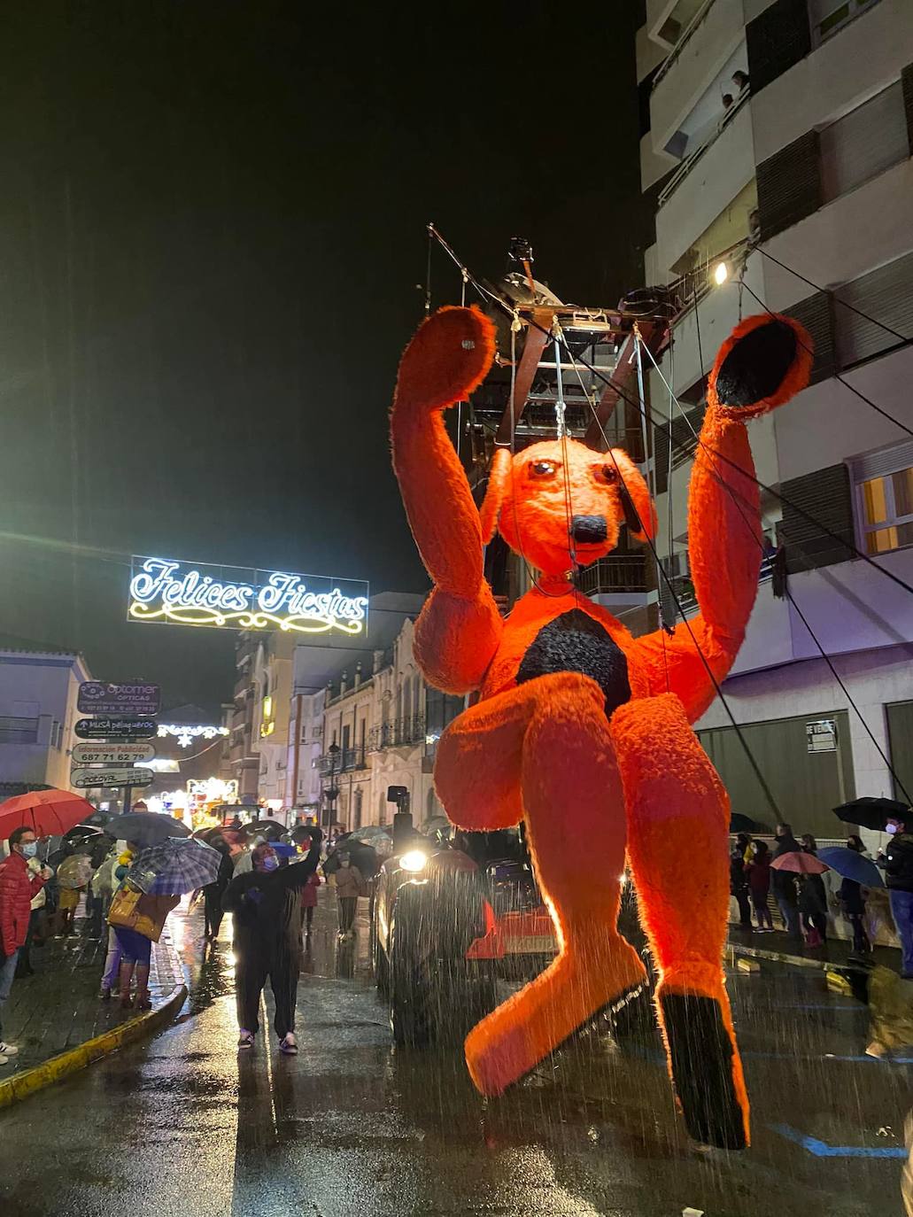 Fotos: Los Reyes Magos recorren el centro rodeados de paraguas