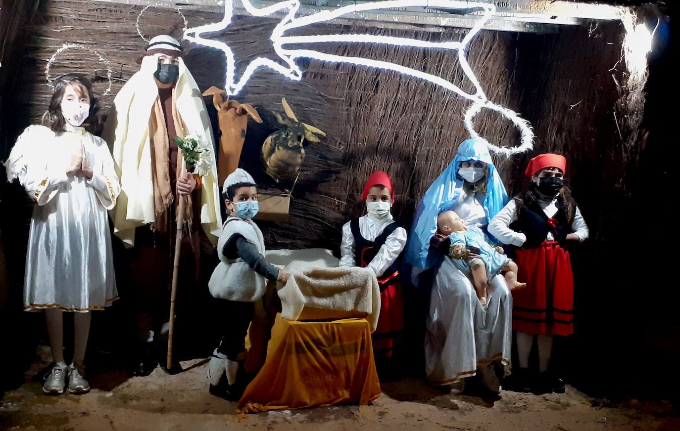 Fotos: Los Reyes Magos recorren el centro rodeados de paraguas