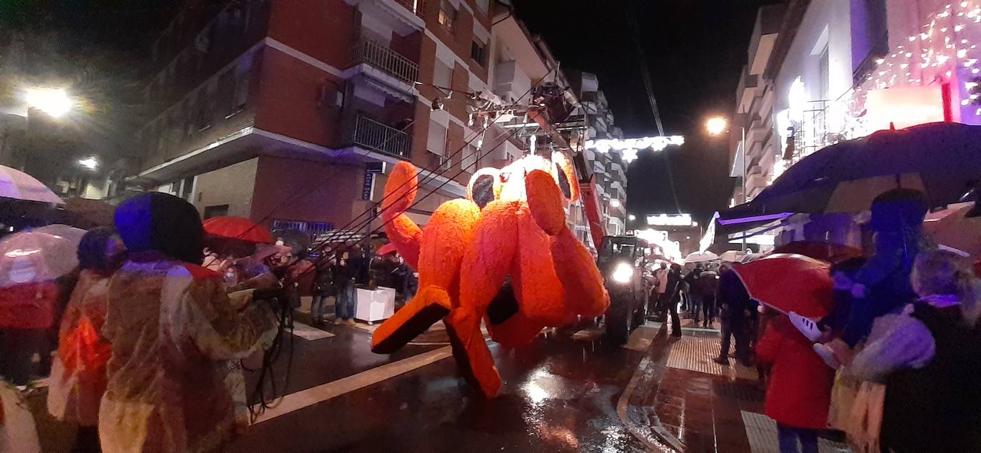 Fotos: Los Reyes Magos recorren el centro rodeados de paraguas