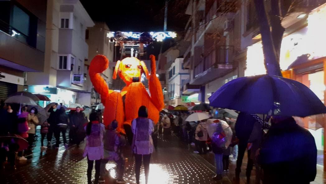 Fotos: Los Reyes Magos recorren el centro rodeados de paraguas