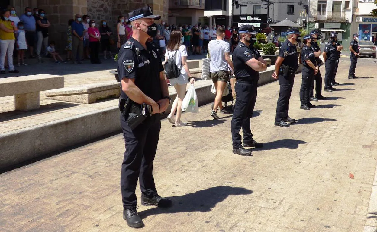 Agentes de la Policía Local durante el acto que se celebró en la Plaza de España en 2020 